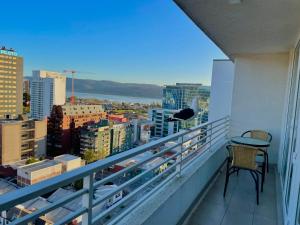 - un balcon avec une table et des chaises dans un bâtiment dans l'établissement Departamento Vista Privilegiada, à Concepción