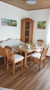 comedor con mesa de madera y sillas en Helle und zentrale Ferienwohnung mit Treppenlift, en Oldenburg
