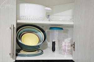 ein Schrank mit einer Schüssel und anderen Küchenutensilien in der Unterkunft Beautiful Suite King Bed,Long Stays,Disney,Airport in Edmonton + 34 Fotos