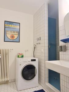 pralka w łazience z umywalką w obiekcie Riesenbude w mieście Miltenberg