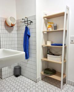 W łazience znajduje się umywalka i ręcznik. w obiekcie Riesenbude w mieście Miltenberg