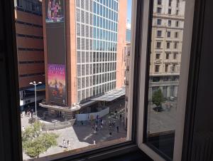 een raam met uitzicht op een stadsstraat bij Estudio en Callao, 4 personas in Madrid