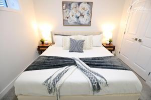 A bed or beds in a room at Beautiful Suite King Bed,Long Stays,Disney,Airport