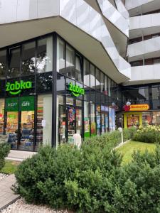 Supermarket alebo iný obchod pri apartmáne alebo v okolí