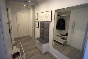 um corredor com um espelho e um closet em Brauhaus Suite 20 em Sebnitz