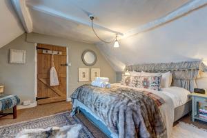 1 dormitorio con 1 cama grande y puerta de madera en The Bolthole, en Nuneham Courtenay
