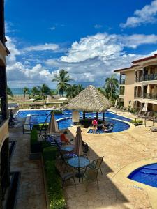 Bazén v ubytování Apartamento de Lujo en Playa Jacó, Frente al Mar, Wifi, AC, Parqueo Privado y Piscinas nebo v jeho okolí