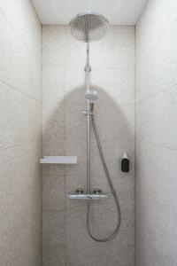a shower with a shower head in a bathroom at STADTQUARTIER Windischeschenbach in Windischeschenbach