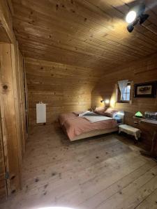 Ένα ή περισσότερα κρεβάτια σε δωμάτιο στο Room King at Ranch Kaja&Grom