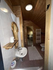 Ένα μπάνιο στο Room King at Ranch Kaja&Grom