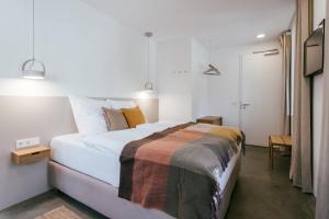 sypialnia z dużym łóżkiem w pokoju w obiekcie STADTQUARTIER Windischeschenbach w mieście Windischeschenbach