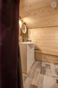 W łazience znajduje się umywalka i lustro. w obiekcie Les inseparables w mieście Saint-Pierre-de-Curtille