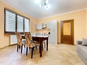 a kitchen and dining room with a table and chairs at Il Gatto e la Tartaruga Appartamento in Grignasco