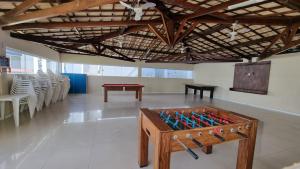 een kamer met een tafelvoetbaltafel in het midden bij Duplex com 02 suítes, mobiliado e reformado em Vilas do Atlântico in Lauro de Freitas