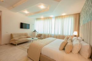 TV a/nebo společenská místnost v ubytování The Penthouse Suites Hotel