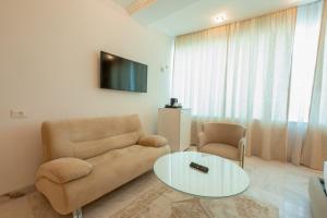 TV a/nebo společenská místnost v ubytování The Penthouse Suites Hotel