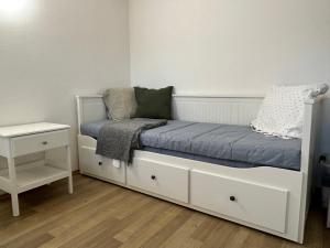 Un dormitorio pequeño con una cama y una mesita de noche. en Stromořadní 17, en Břeclav 5 fotos más