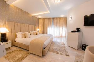TV a/nebo společenská místnost v ubytování The Penthouse Suites Hotel
