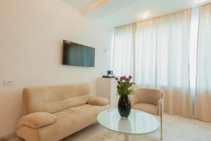 TV a/nebo společenská místnost v ubytování The Penthouse Suites Hotel