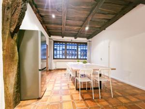 comedor con mesa blanca y sillas en RAJ Living - 6 Room House with Terrace and Parking - 30 Min Messe DUS, en Mönchengladbach