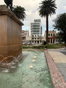 fontanna wodna w mieście z budynkiem w obiekcie Apartamento céntrico con garage w mieście Mercedes
