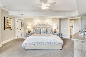- une chambre avec un grand lit et un ventilateur de plafond dans l'établissement 1013 Seacrest, à Île de Hilton-Head