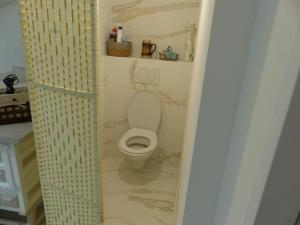een badkamer met een wit toilet in een kamer bij Le volcan in Rochefort