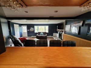 een woonkamer met een grote tafel en een bank bij Serene 5 Bedroom Waterfront Retreat Near BWI in Glen Burnie