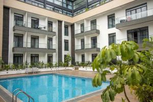 Kolam renang di atau dekat dengan Spacious Studio at Embassy Gardens