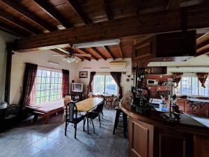 cocina y comedor con mesa y sillas en Mi Lugar en Gómez