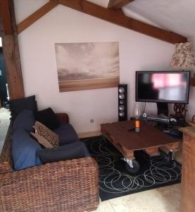 Zdjęcie z galerii obiektu Maison confortable avec terrasse en bois au calme sans vis à vis , 2 chambres, sur un parc de 4000m2 arboré et clos w mieście Pissos