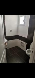 チュニスにあるAppartement panoramaの小さなバスルーム(トイレ、窓付)が備わります。
