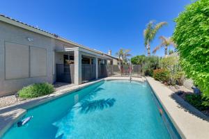 Kolam renang di atau dekat dengan Private Pool and Patio Family Retreat in Mesa
