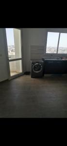 a bathroom with a washing machine in a room with windows at Appartement panorama in Tunis