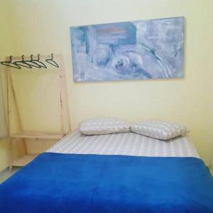 - une chambre avec un lit et une peinture murale dans l'établissement Espaço rústico e aconchegante em Pinhal!, à Espirito Santo Do Pinhal