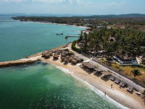 una vista aérea de una playa con palmeras en Vista Mare Beach House en Tierra Bomba