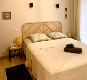 1 dormitorio con 1 cama grande y 2 toallas. en JoliJoliette, terrasse, central, climatisé, WIFI , garage, en Marsella