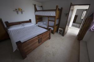 Starčevića Podi的住宿－Mountain Cottage Mons Baebius，一间卧室设有两张双层床和梯子