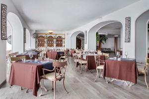 a restaurant with tables and chairs in a room at Santa Barbara Golf and Ocean Club in San Miguel de Abona