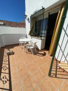 patio ze stołem i krzesłami w budynku w obiekcie LAS LANZAS w mieście Sabiote