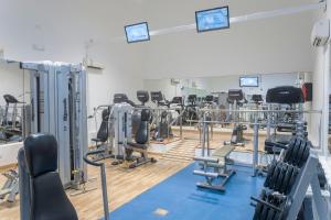 une salle de sport avec des rames de tapis roulants et des machines dans l'établissement Santa Barbara Golf and Ocean Club, à San Miguel de Abona