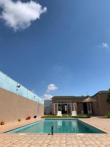 uma piscina em frente a uma casa em Escape to Luxury Moroccan Villa with Pool Garden and Endless Sunshine Book Your Blissful Getaway Now em Sidi Bibi