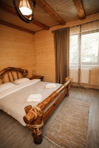 ein Schlafzimmer mit einem Blockbett in einer Blockhütte in der Unterkunft Villa Tukhlay in Tukhlya