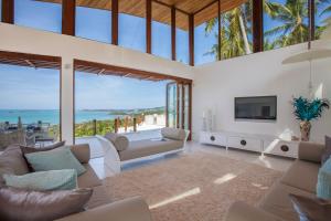 un soggiorno con vista sull'oceano di Full seascape luxury villa large outdoor area! a Ko Samui