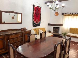 comedor con mesa y espejo en Villa Vazquez - Chalet con Quincho en La Falda