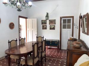 - une salle à manger avec une table et des chaises en bois dans l'établissement Villa Vazquez - Chalet con Quincho, à La Falda