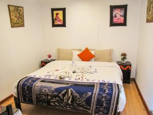 una camera con un grande letto di Hotel Campanario a Cuzco