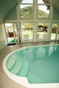 uma piscina numa casa com janelas em Villa Tukhlay em Tukhlya