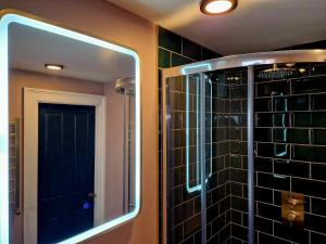 baño con puerta negra y ducha acristalada en Alexander, en Preston