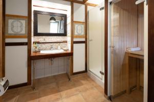 ein Bad mit einem Waschbecken und einem Spiegel in der Unterkunft Rezidence Palmbaum - luxury and relax in Karlsbad